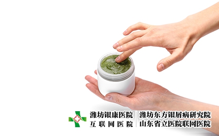 攝圖網(wǎng)_303673270_女手拿著一罐奶油將白紙隔絕在上皮膚護理和美容概念女手拿著一罐奶油白紙上隔絕皮膚護理和美容概念（企業(yè)商用）